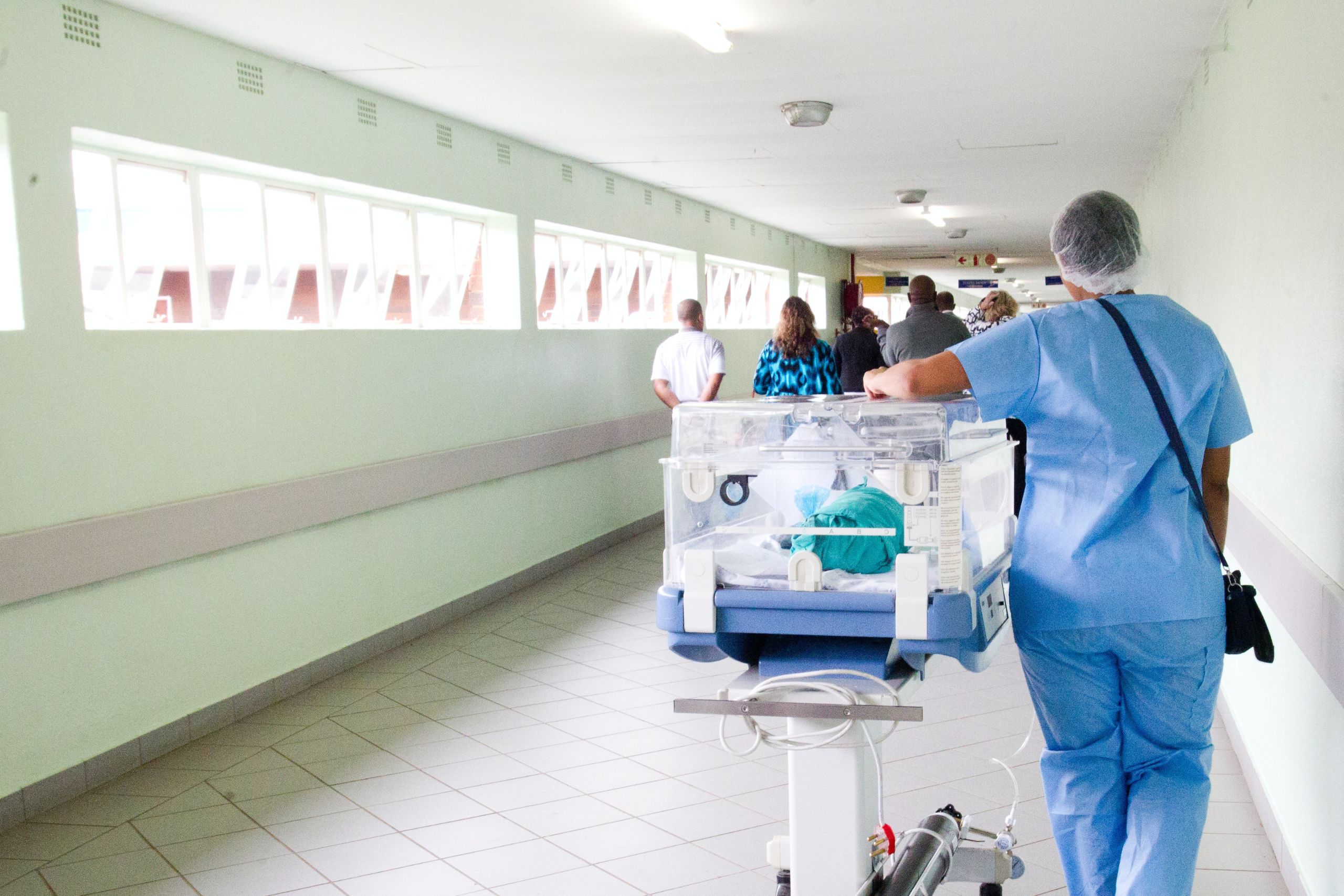 Verpleegkundige loopt door ziekenhuis